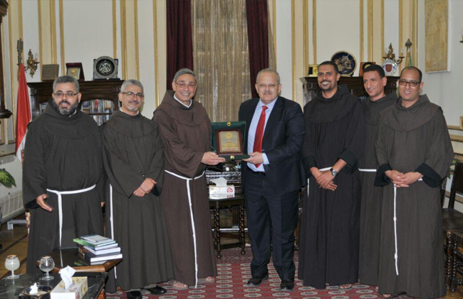  وفد من الرهبان الفرنسيسكان الكاثوليك يزور رئيس جامعة القاهرة | صور
