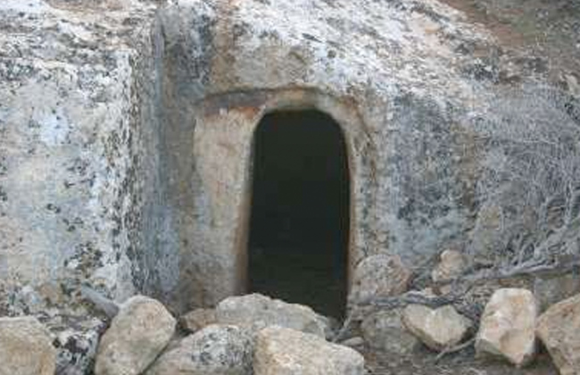 الآثار اكتشاف  مقابر من العصر البطلمي في المنيا