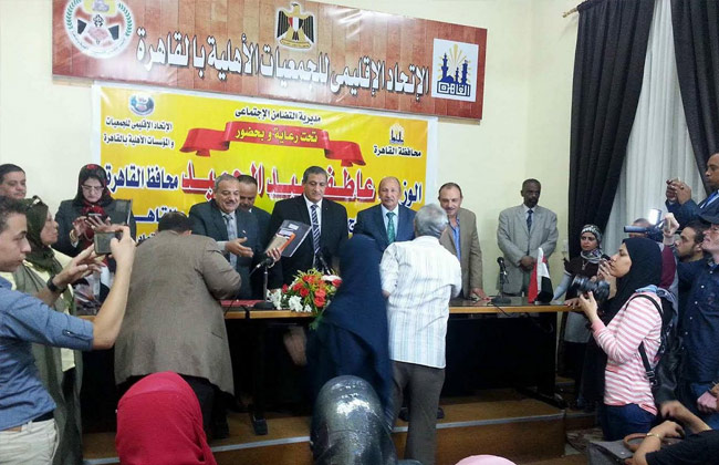  نائب محافظ القاهرة يسلم  تأشيرة حج للفائزين بقرعة الجمعيات الأهلية 