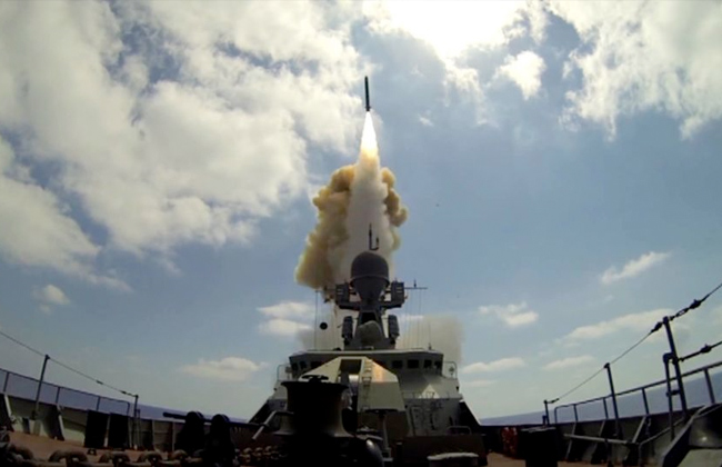 الدفاع الروسية إطلاق صاروخ كاليبر بنجاح من غواصة نووية
