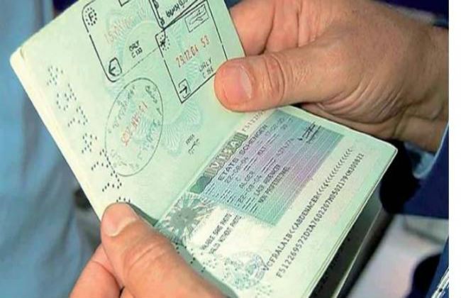 المطار يمنع دخول مدرس فرنسي لحمله جواز سفر بدون تأشيرة