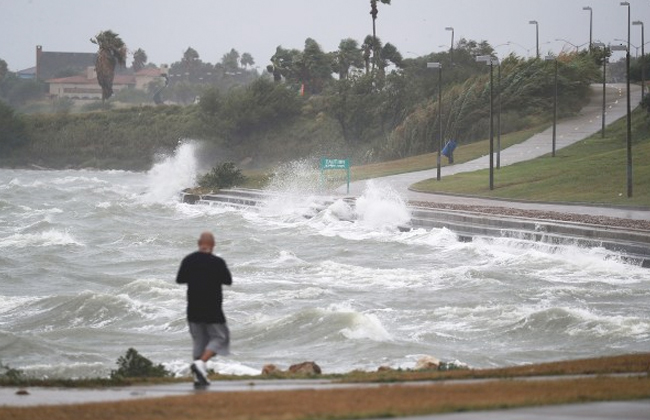 ترامب يدرس إعلان تكساس منطقة كوارث بسبب إعصار هارفي
