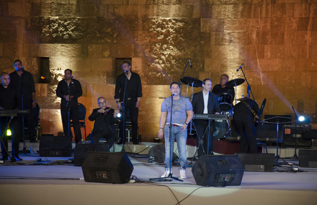 مدحت صالح يشعل حفل ختام مهرجان القلعة للموسيقى والغناء | صور