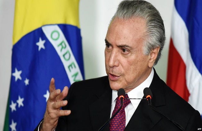 الرئيس البرازيلي يحصل على أصوات كافية في الكونجرس لمنع محاكمته بقضايا فساد
