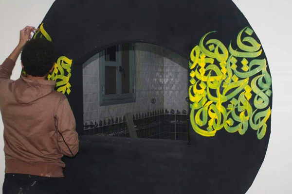 الكاليجرافي .. شاب يُبدع في الرسم على السيارات بالخط العربي  صور 