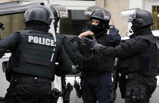 الشرطة الفرنسية كاهن ليون تعرض لإطلاق النار مرتين قبل فرار الجاني