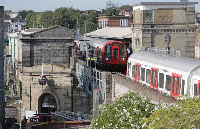 الشرطة البريطانية تخلي القطار محل الانفجار في محطة مترو بارسونز غرين