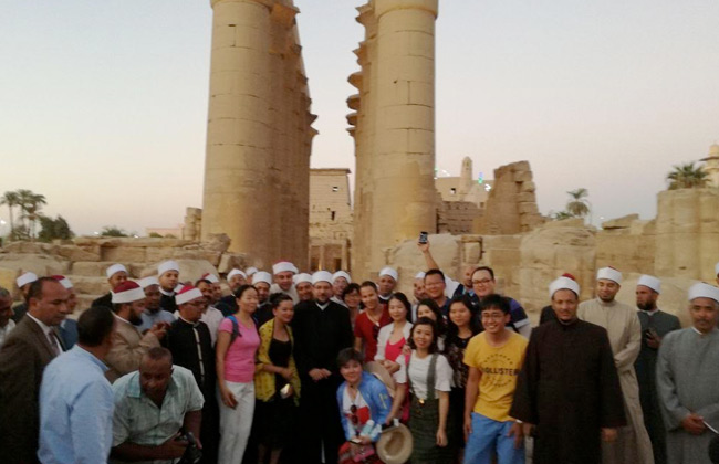 وزير الأوقاف يلتقط صورًا مع السائحين في معبد الأقصر ومسجد أبو الحجاج| صور