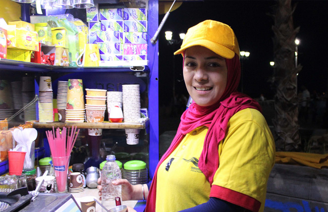 فتاة جامعية تتحدى البطالة ببيع المشروبات الساخنة على كورنيش الإسكندرية | صور