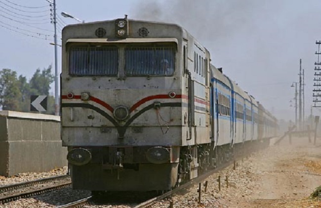 سيارة تقتحم السكة الحديد على خط القاهرة  أسوان