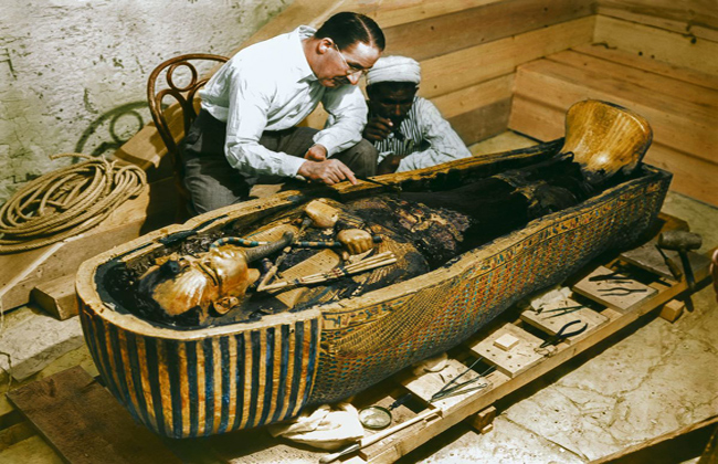 الآثار  قطعة من مقتنيات توت عنخ آمون في المتحف الكبير ونقل قناعه الذهبي قريبًا
