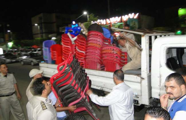 مرافق حلوان تداهم الباعة الجائلين في سوق توشكى وغلق  محلات مخالفة بدار السلام