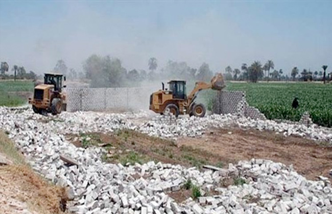 إزالة  حالات تعدِ  بالبناء على أراض زراعية بقرية فرقص بالفيوم