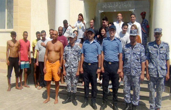 القوات البحرية إنقاذ  فردًا مصريًا وماليزيًا أمام سواحل البحر الأحمر| صور
