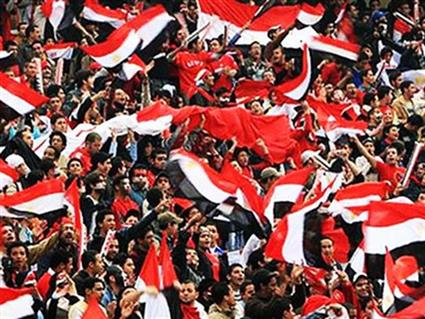 شباب السويس يحملون الأعلام للمشاركة في مباراة مصر والكونغو بالإسكندرية