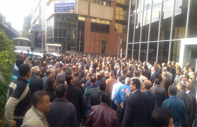 خروج جنازة مهيبة للكاتب الصحفي إبراهيم نافع من مؤسسة الأهرام 