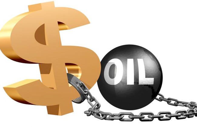 قوة الدولار تجبر النفط على التراجع