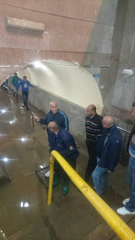 رئيس مدينة المحلة خلال متابعة سحب المياه من نفق الشون مؤخرًا