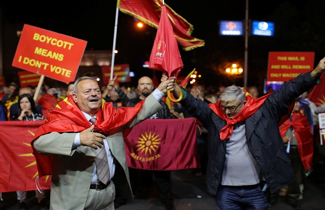 المقدونيون يصوتون بـنعم لتغيير اسم بلادهم وسط نسبة مشاركة ضعيفة