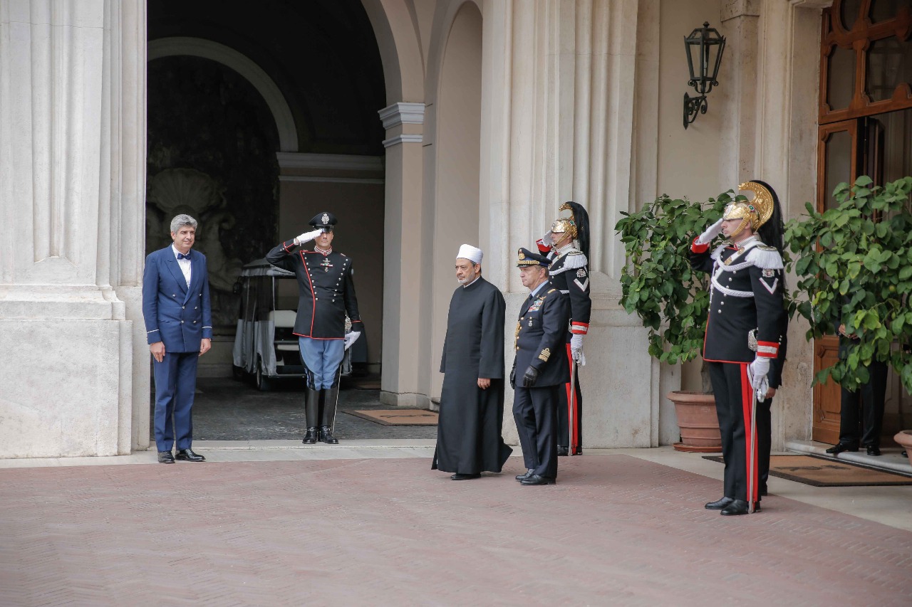 فضيلة الإمام الأكبر الدكتور أحمد الطيب شيخ الأزهر الشريف في القصر الرئاسي الإيطالي	