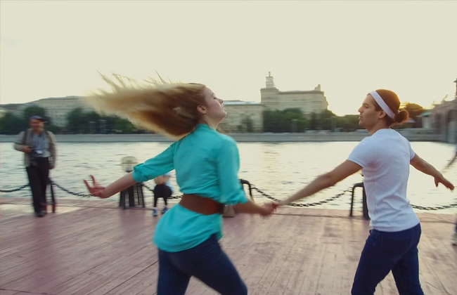 الرقص في الهواء الطلق هواية سكان موسكو