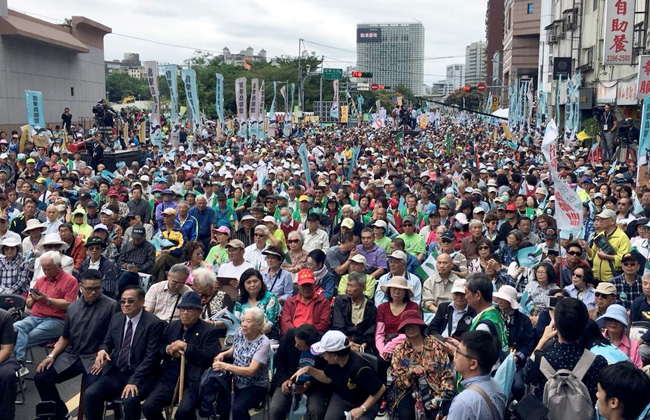 الآلاف يتظاهرون في تايوان للمطالبة باستفتاء على الاستقلال