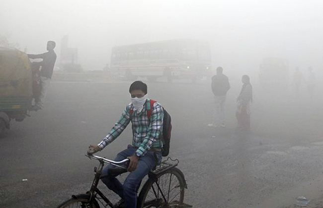 الضباب يطبق على العاصمة الهندية فى ذروة موسم التلوث