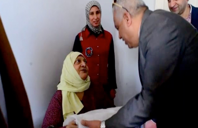 مدير أمن كفرالشيخ يزور دار المسنين ويقدم الهدايا العينية والحلوى للنزلاء | صور