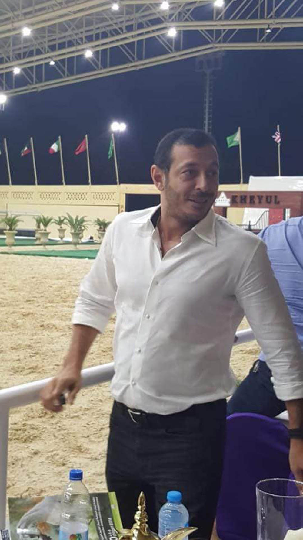 مصطفى شعبان يحتفل بفوز خيوله على طريقة فيلم أحلام عمرنا | صور - بوابة  الأهرام