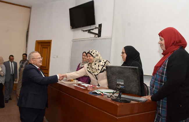 جولة مفاجئة لرئيس جامعة القاهرة لمتابعة انتخابات الطلاب | صور 