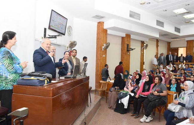 رئيس جامعة القاهرة خلال جولته لمتابعة سير المرحلة الأولي لإنتخابات الطلاب