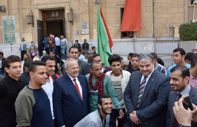 رئيس جامعة القاهرة خلال جولته لمتابعة سير المرحلة الأولي لإنتخابات الطلاب