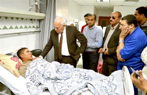 محافظ بورسعيد يزور مصابي حادث أتوبيس العمال داخل المستشفي| صور