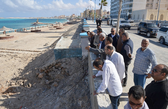 محافظ مطروح لجنة فنية لمراجعة جدوى الألسنة الصناعية بالشواطئ | صور