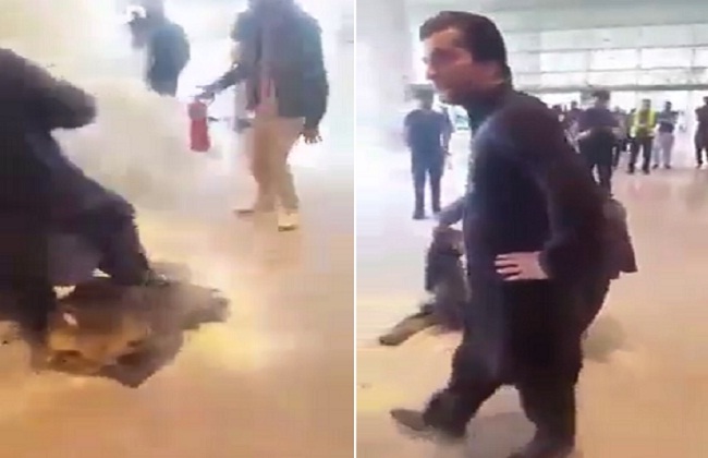  وزير باكستاني يحرق ملابسه وحقائبه في مطار إسلام أباد لسبب غريب| فيديو