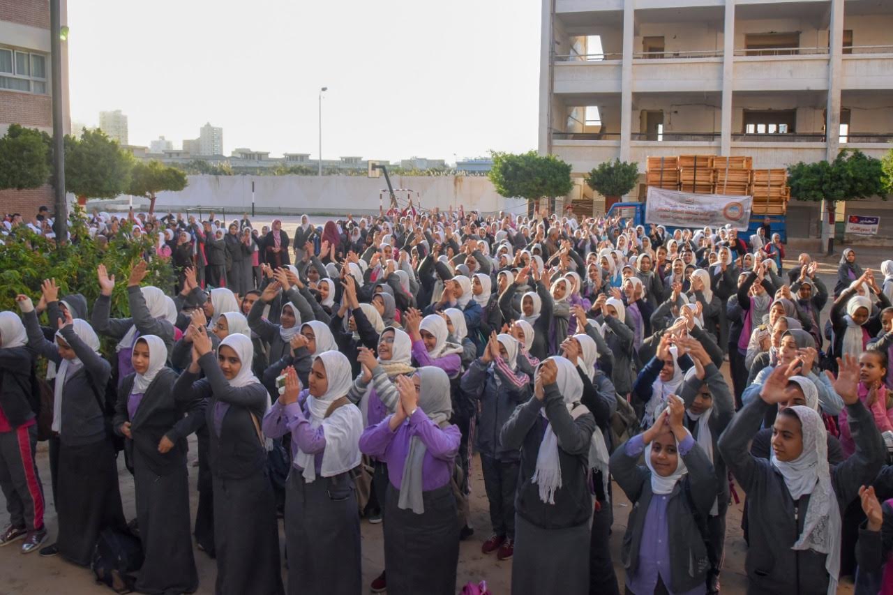 محافظ الإسكندرية يشهد توزيع 500 تختة مدرسية على مدارس شرق | صور - بوابة  الأهرام