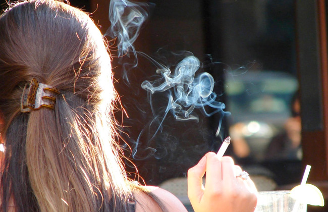 مع تزايد نسبة التدخين إلي 50 % من الشباب.. تجارب مثيرة للبنات مع السيجارة..  تعرف عليها - بوابة الأهرام