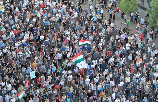 عيد سعيد يا رئيس الوزراء شعار احتجاجات المجريين ضد قانون العمل قبل العام الجديد  