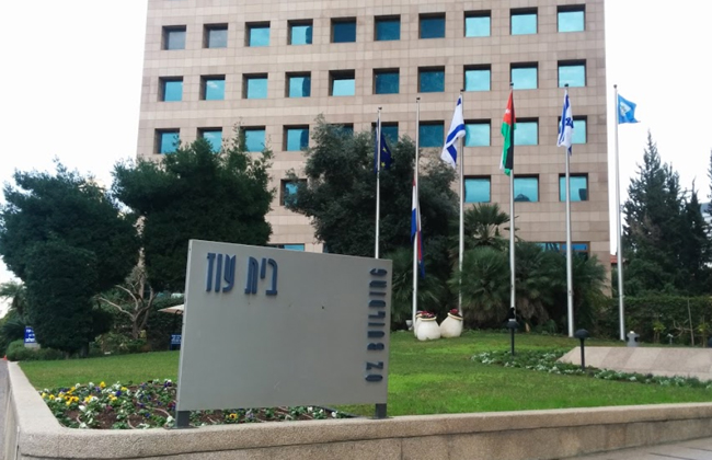 إسرائيل تحتج على صورة لوزيرة أردنية تدوس على صورة للعلم الإسرائيلي