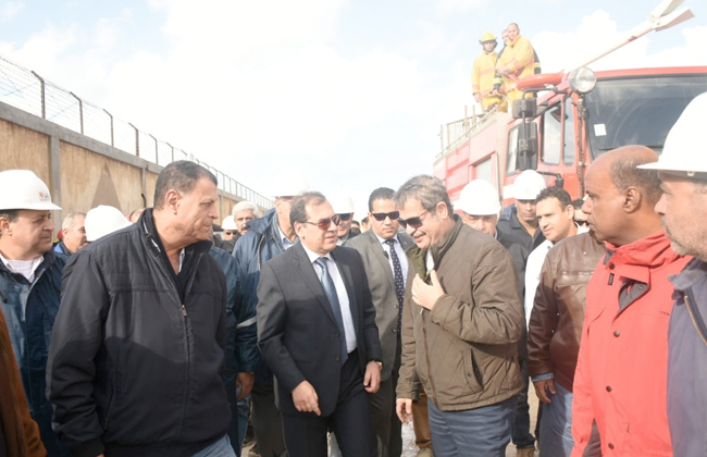 وزير البترول يكلف بتشكيل لجنة لإعداد تقرير بملابسات حريق الإسكندرية | صور	