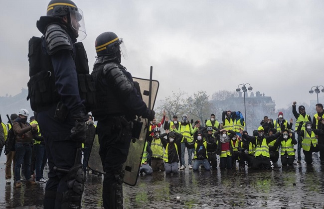 مظاهرات السترات الصفراء لإدانة عنف الشرطة في فرنسا