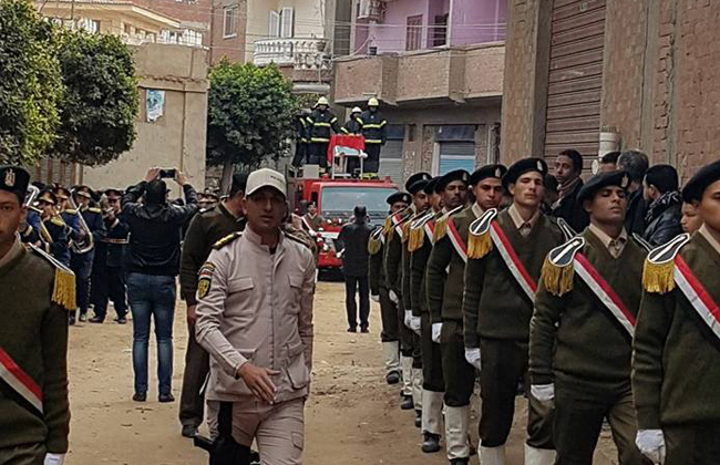 الآلاف من أهالي بركة السبع بالمنوفية يشيعون جثمان العميد أشرف الجرواني | صور