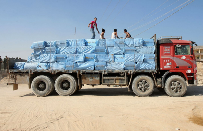 غزة توقف تسلم البضائع من إسرائيل ليومين احتجاجا على الوضع الاقتصادي الكارثي