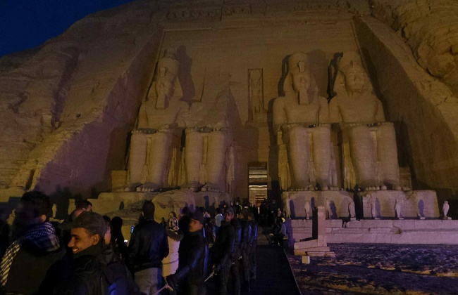 توافد السائحين والمصريين على معبد أبو سمبل لمشاهدة تعامد الشمس على قدس الأقداس