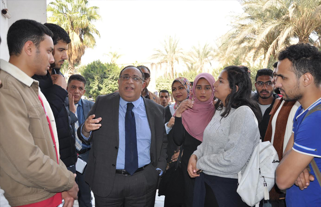 رئيس جامعة حلوان يقوم بجولة تفقدية لمتابعة اللمسات النهائية بالمركز التجاري | صور