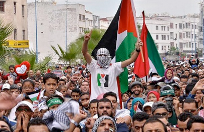 مرضى فلسطينيون يتظاهرون قبالة حاجز إسرائيلي مع قطاع غزة
