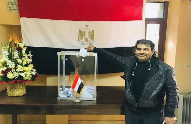 أسعد عبد الجليل مصري تحمل السفر ليومين للإدلاء بصوته بسفارة مصر بالرباط | صور