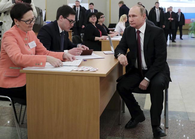 الرئيس الروسي فلاديمير بوتين، يدلى بصوته في الانتخابات الرئاسية الروسية