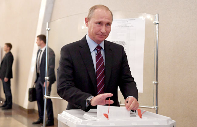 الرئيس الروسي فلاديمير بوتين، يدلى بصوته في الانتخابات الرئاسية الروسية