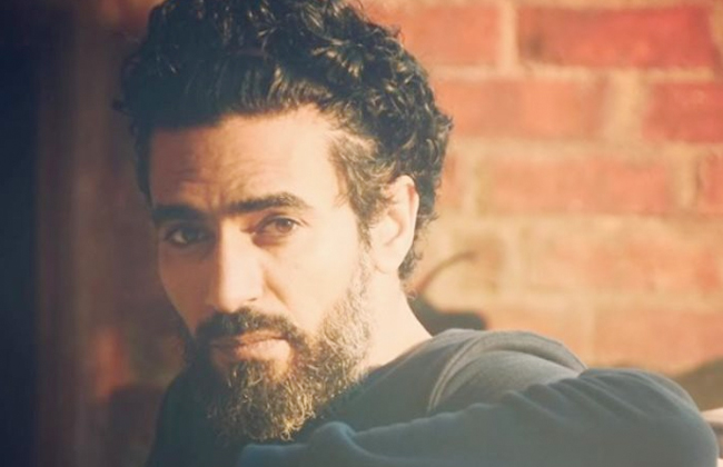 محمد علاء رسام في اختفاء  ومحام في منطقة محرمة وإسبانى في البدلة